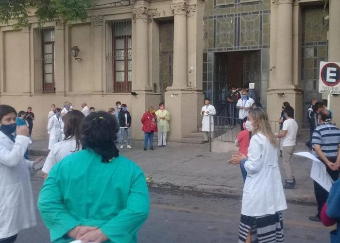 Del Milagro Hospital Trabajadores de la salud se manifestaron afuera del Hospital del ... photo