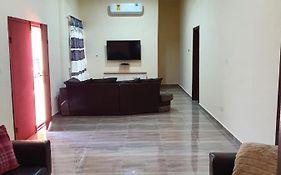 SUPERIOR APARTMENT, 2 MASTER ENSUITE BEDROOMS, WIFI, LARGE LIVING ROOM, 3 BATHS, 3 TOILETS, HOT WATER, AIR CONDITION, 24 hr SECURITY, BIG KITCHEN, DETACHED BUILDING, 20 MINUTES KOTOKA AIRPORT ACCRA, RESTAURANT, BAR, GARDEN, LARGE CHILDREN PLAY AREA Exterior photo