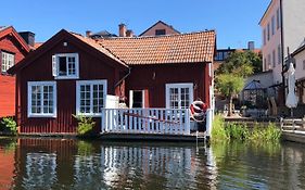 Villa Stugan Med Bryggan I Gamla Staden Eskilstuna Exterior photo