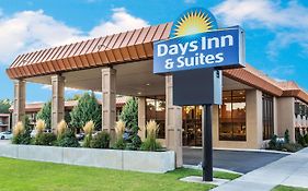 Days Inn & Suites By Wyndham Logan Exterior photo