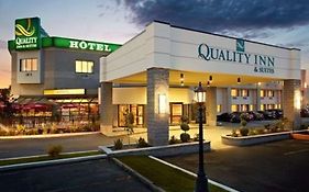 Quality Inn & Suites Brossard Exterior photo
