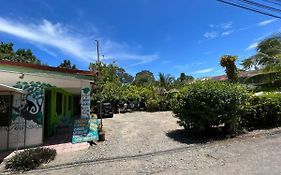 Hostel Cabinas Rhode Island Cahuita Exterior photo