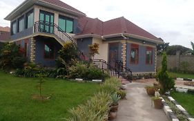 Villa Alice Gardens And Campsite Entebbe Exterior photo