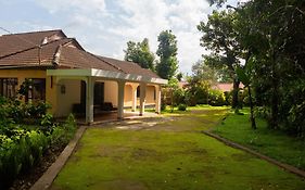 Hostel The House Of Black And White Arusha Exterior photo