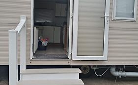 Hotel Caledonian Caravan Jaywick Sands Exterior photo