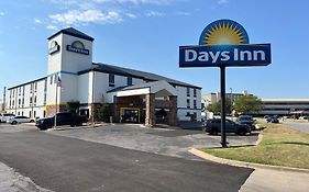 Days Inn By Wyndham Tulsa Central Exterior photo