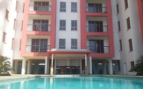 Shanzu Beach Apartment With Stunning Ocean View Mwakirunge Exterior photo