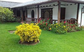 Hostel The Bridge To Ecuador Quito Exterior photo