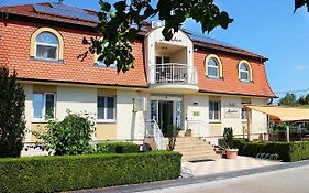 Bed and Breakfast Marben Panzió Hegykő Exterior photo