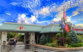 Hotel Ramada By Wyndham Alpena Exterior photo