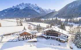 Hotel Hubertushof Toblach Exterior photo