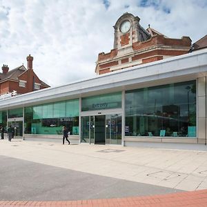 Westlands House, City Centre, Home-From-Home Basingstoke Exterior photo