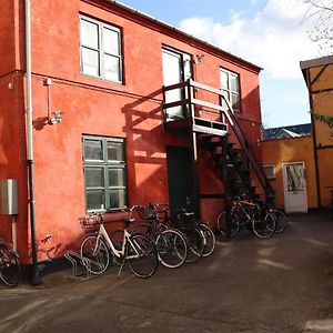 Charming Red Courtyard Apartment Kopenhagen Exterior photo