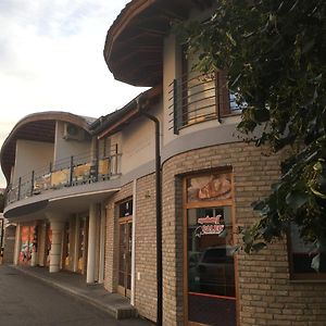 Konde Apartments B Dunajská Streda Exterior photo