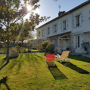 Bed and Breakfast Domaine De Pelouaille - Chambre D'Hotes Saint-Jean-dʼAngély Exterior photo