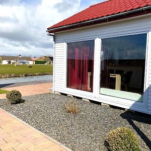 Villa Ferienpark Vislust Modernes Holzhaus am Ijsselmeer mit eigenen Steg Wervershoof Exterior photo