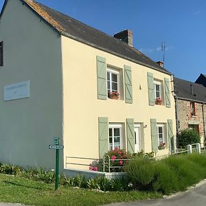 Bed and Breakfast Les Voiles Vertes Moidrey Exterior photo