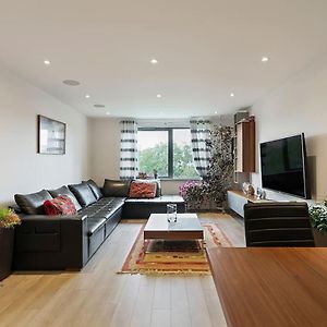 Ferienwohnung 1-Bed Spacious Flat, North London, 15 Minutes To Central New Southgate Exterior photo