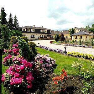 Hotel Penzion Lucs Heľpa Exterior photo