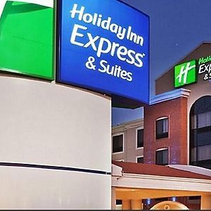 Holiday Inn Express & Suites Milwaukee Nw - Park Place, An Ihg Hotel Exterior photo