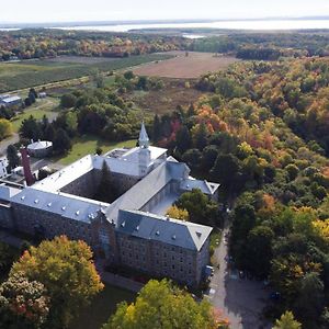 Bed and Breakfast Auberge de l'Abbaye d'Oka Exterior photo