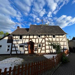 Villa 300 Jahre altes renoviertes Fachwerkhaus Peterslahr Exterior photo