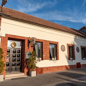 Hotel Restaurace-Pension-Vinarstvi U Stastnych Mistrin Exterior photo