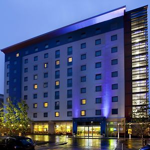 Holiday Inn Express Slough Exterior photo