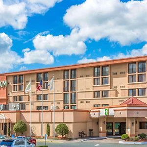 Wyndham Garden Hotel Newark Airport Exterior photo