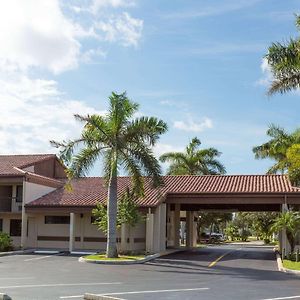 Hotel Super 8 by Wyndham Riviera Beach West Palm Beach Exterior photo