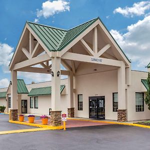 Quality Inn & Suites Hanes Mall Winston-Salem Exterior photo