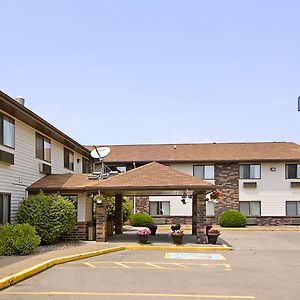 Days Inn & Suites By Wyndham Davenport East Exterior photo