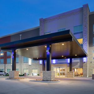 Holiday Inn Express&Suites Great Bend Exterior photo