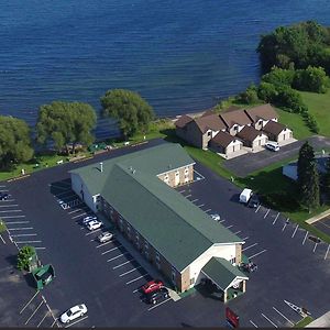 Econo Lodge On The Bay Menominee Exterior photo