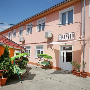 Bed and Breakfast Central Panzio Szentes Exterior photo