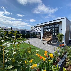 Villa LUXUS Cube Ferienhaus Chalet am See mit Schwimmbad in Lathum NL Exterior photo