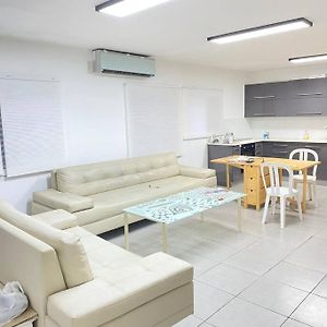 Ferienwohnung דירת בקומה ראשונה כמו בית פרטי עם מרפסת שמש Holon Exterior photo