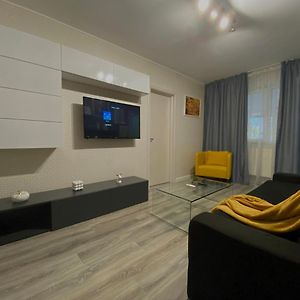 Small Modern Apartment Craiova Exterior photo