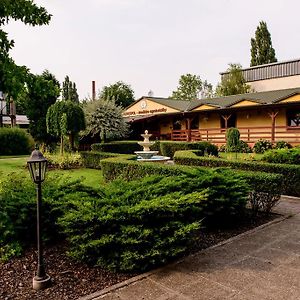 Hotel Slnecny Dvor Michalovce Exterior photo