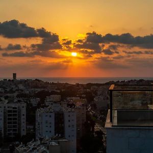 Ferienwohnung Bautiful Penthouse 4Bed With Jacuzzi Sea View Tel Aviv-Jaffa Exterior photo