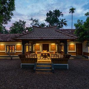 The Backwater Heritage- Comp Breakfast With River View & Lawn By Stayvista Alappuzha Exterior photo