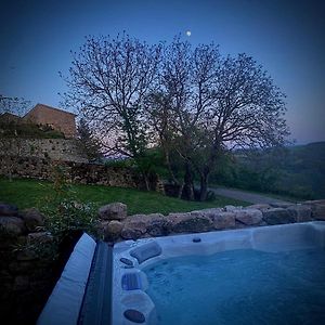 Villa Maisonnette Jardin Jacuzzi Au Coeur De Chambles Exterior photo