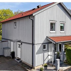 Villa Modern And Luxurious House -13 Min By Train From Gothenburg Surte Exterior photo