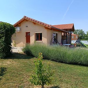 Ferienwohnung Studio Avec Terrasse Au Calme Jayat Exterior photo