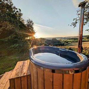 Leominster Hideaway, Romantic, Hot Tub, Firepit Exterior photo