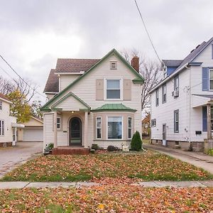 Lakeside Home In Lorain Exterior photo