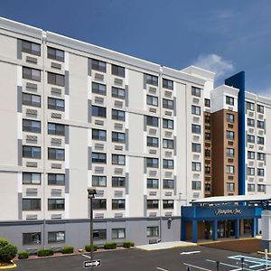 Hampton Inn Newark Airport Exterior photo