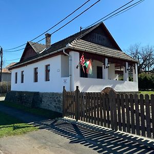 Karavan Guest House Hollókő Exterior photo