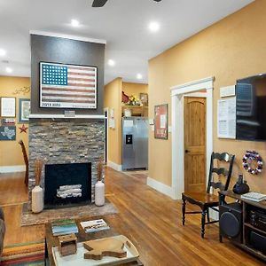 Villa Stockyards Patriot Outpost - Sleeps 8 - Just 3/4 Miles Fort Worth Exterior photo