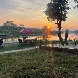 Chitwan Riverside Resort Sauraha Exterior photo